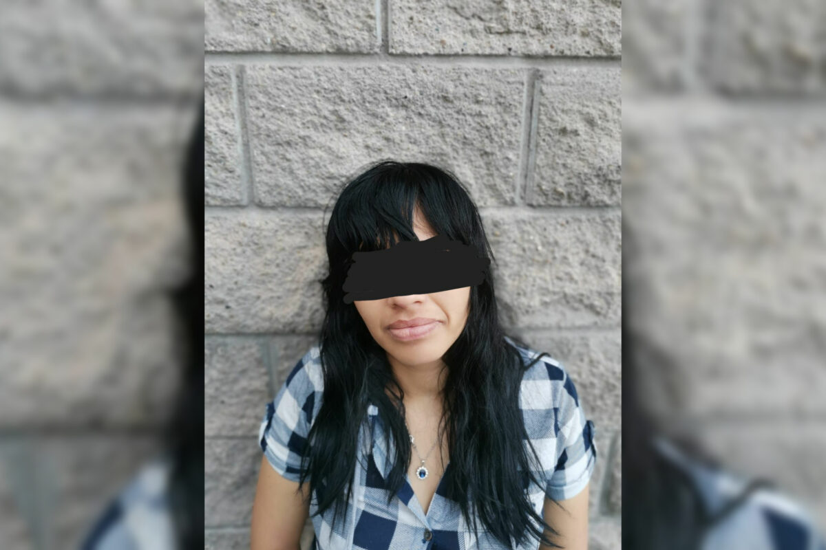 Detienen a mujer por orden de aprehensión pendiente