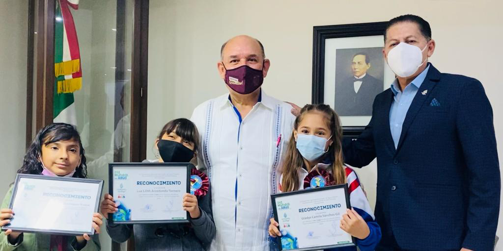 Premian a niñas ganadoras de concurso de dibujo de Oomapas