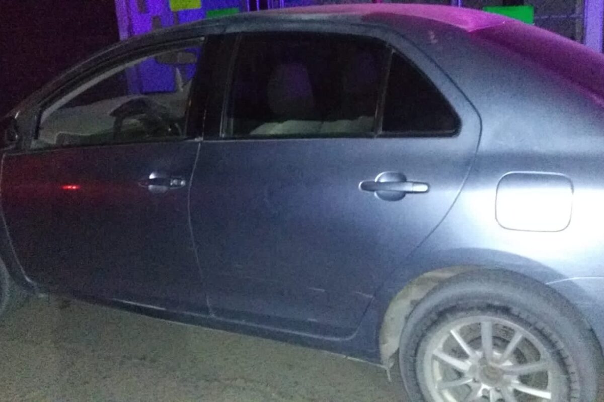 Recuperan Municipales vehículo robado y abandonado