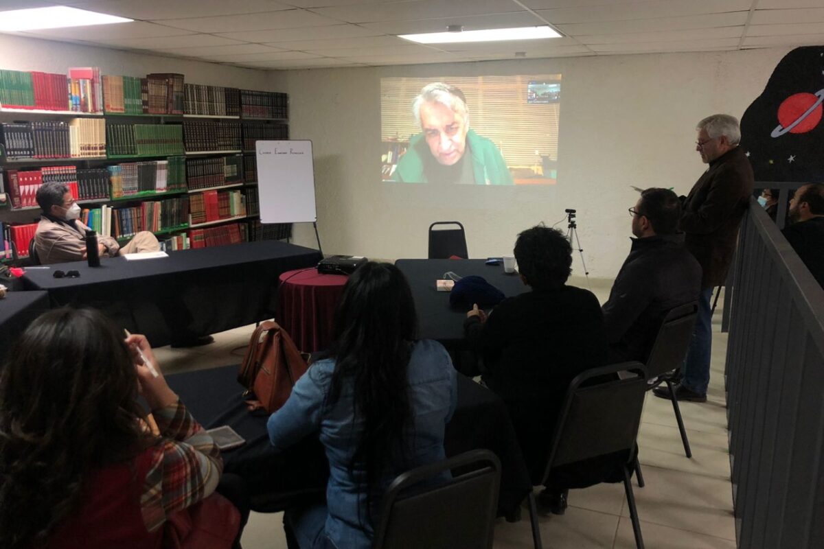 Imparten plática de creación literaria a alumnos de SLRC