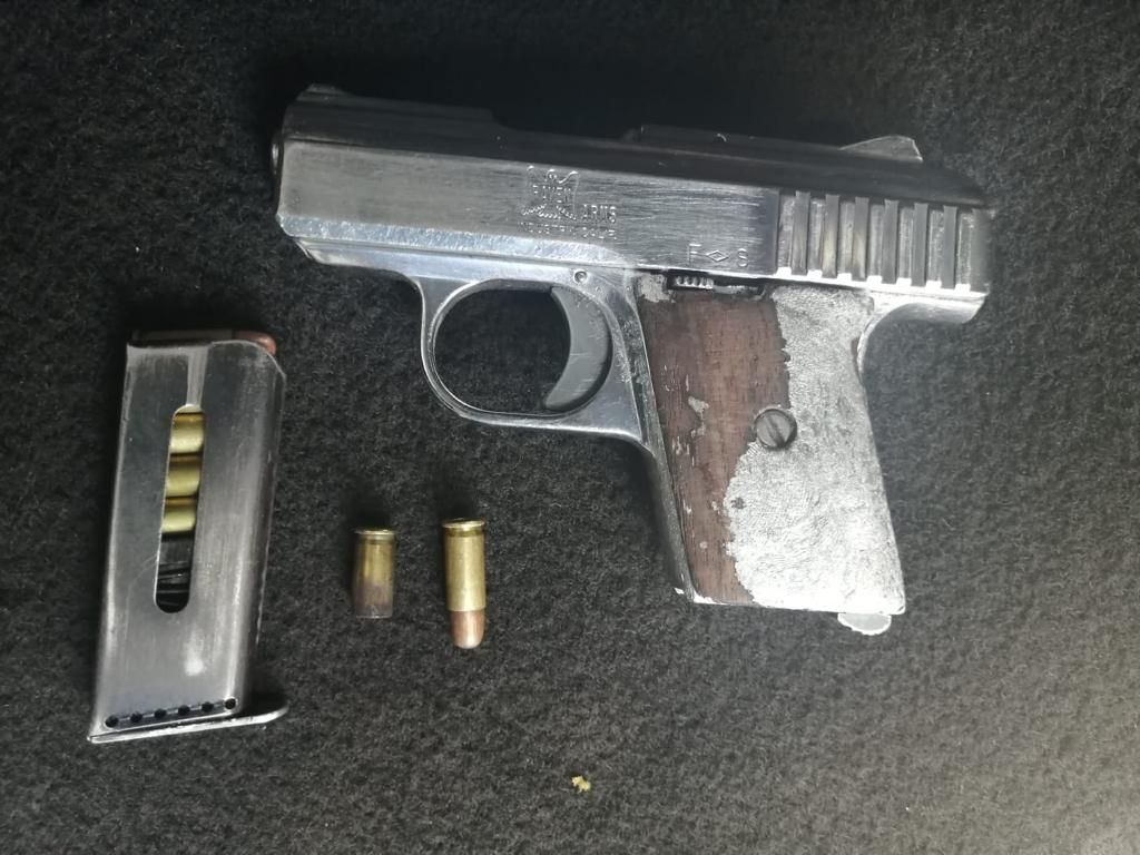 Se dispara en una mano al manipular arma de fuego