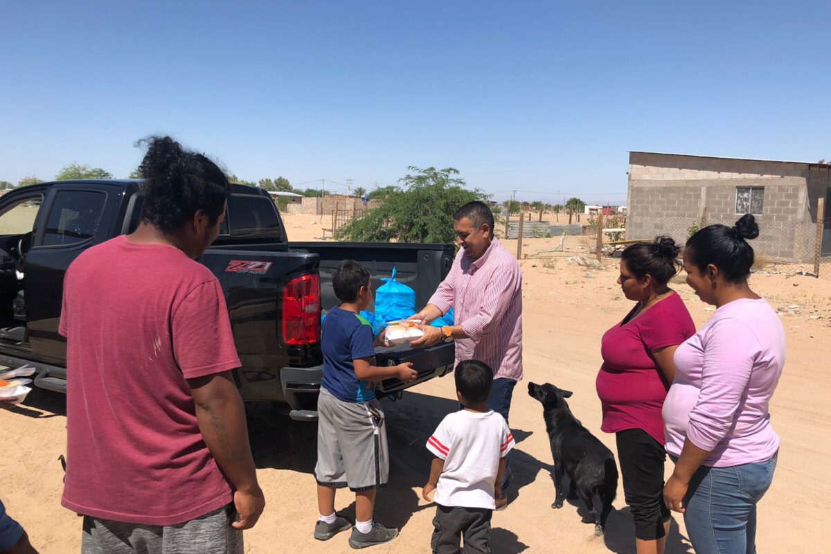 Diputado local lleva apoyo alimenticio a familias de la periferia de SLRC