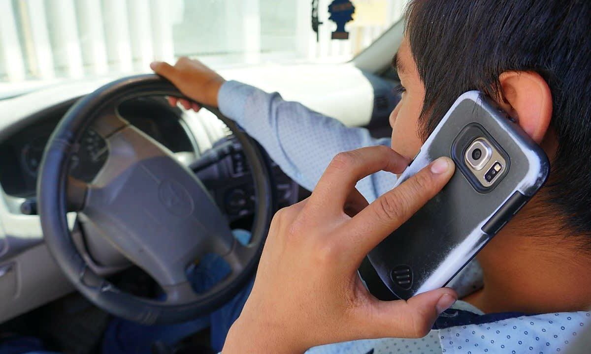 DSPM llama a evitar conducir con el celular en mano