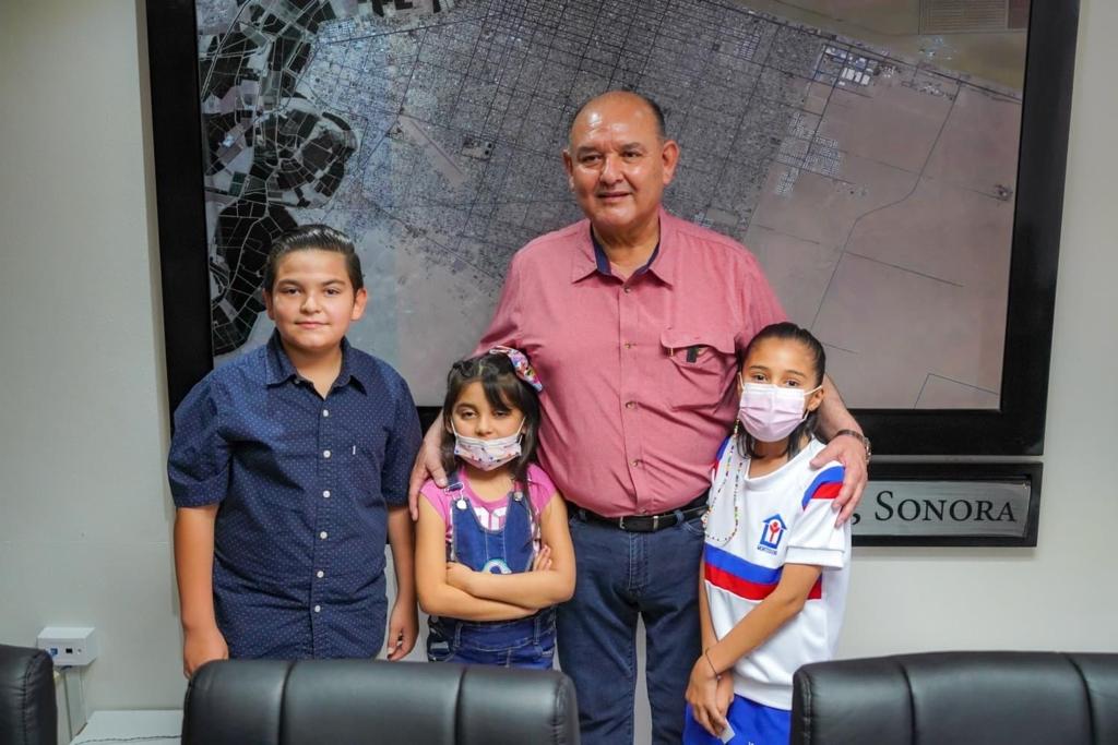 Premia Alcalde a niños ganadores de concurso de Oomapas