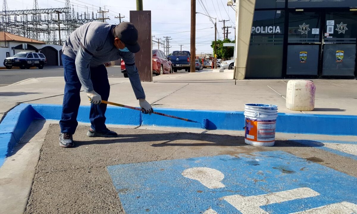 Rehabilitan cajones para discapacitados en el primer cuadro