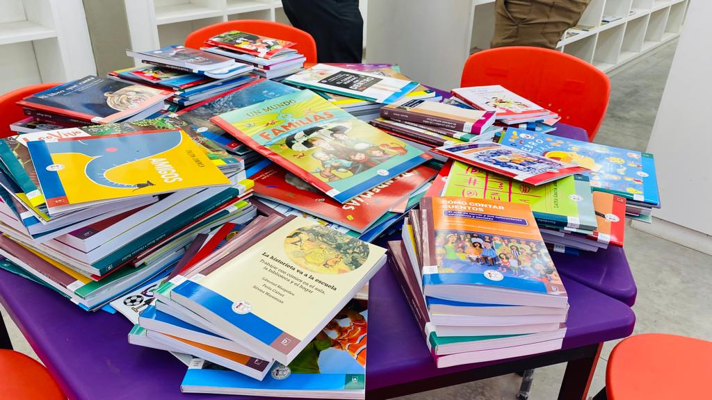 Recibe escuela de la Topahue dotación de libros