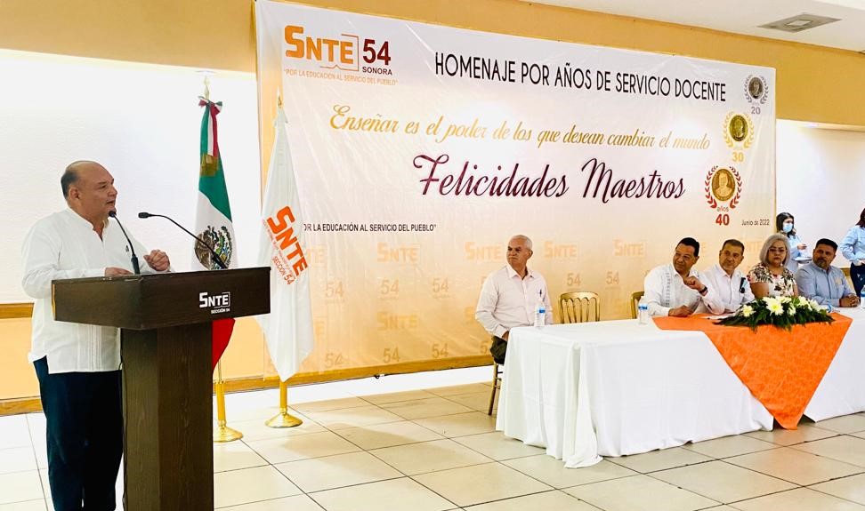 Reconoce el Alcalde trayectoria de docentes de Sección 54 del SNTE