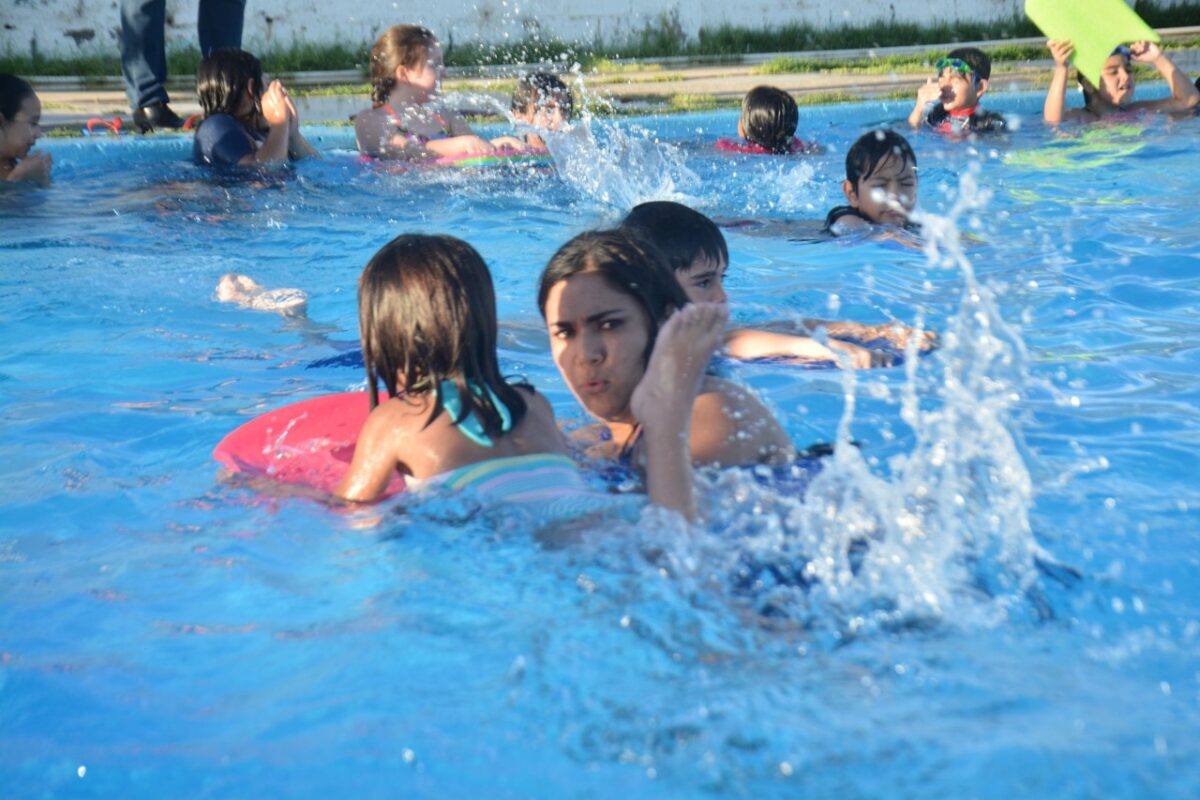 Habrá clases gratuitas de natación y aqua-zumba en Alberca Municipal
