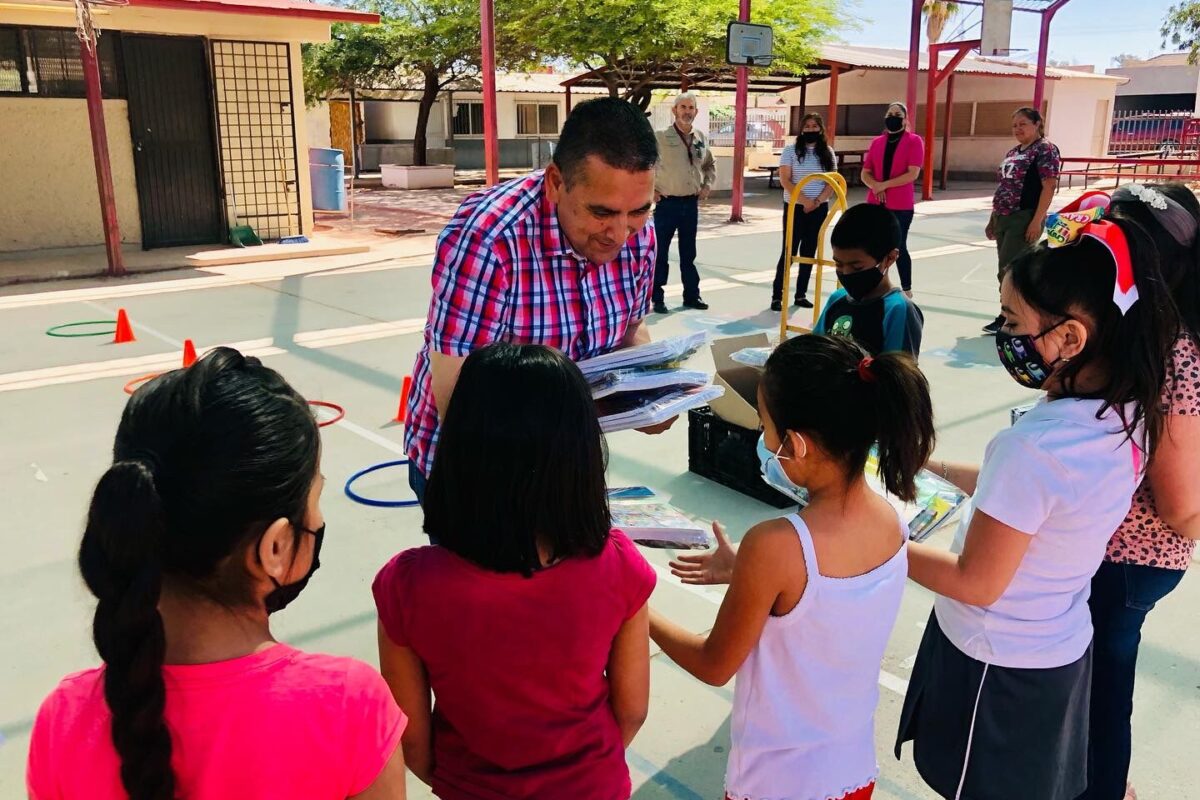 Lleva Ricardo Lugo Moreno útiles escolares a primaria Solidaridad #1