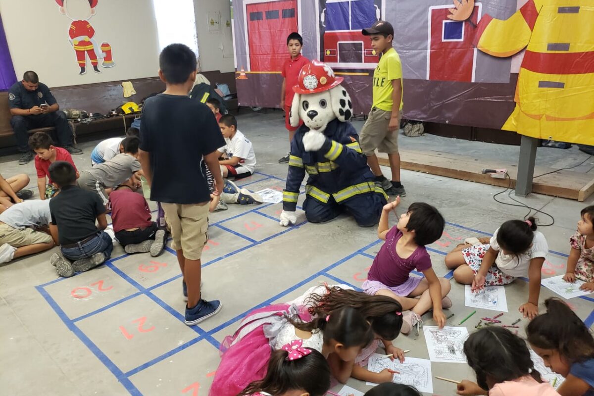 Conocen niños de iglesia equipo y trabajo de los Bomberos de SLRC