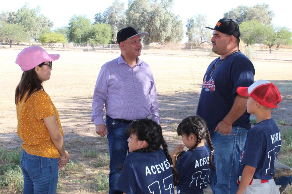 Anuncia Santos mejoras a campos deportivos del valle de SLRC