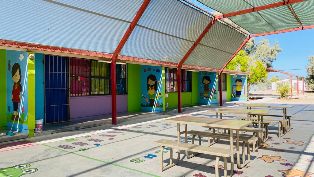 Recibe primaria Félix Soria nuevo piso firme y bancas