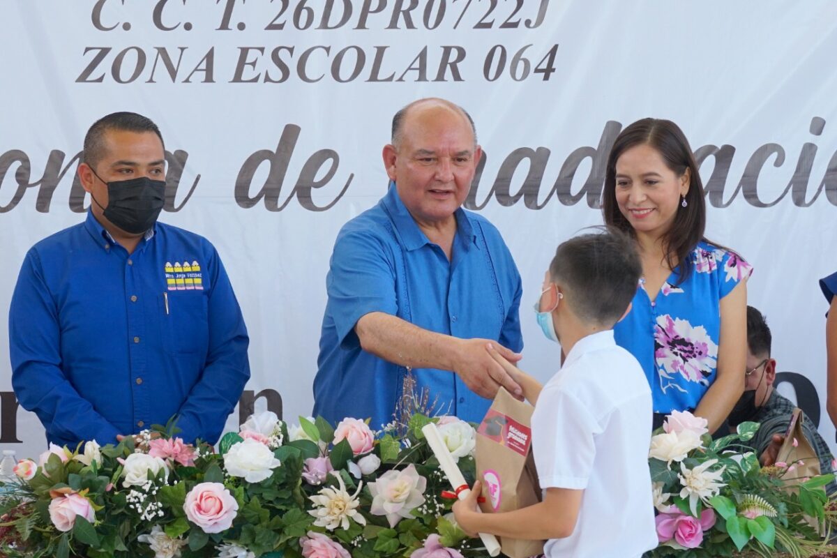 Apadrina Alcalde 1era. generación de primaria Topahue
