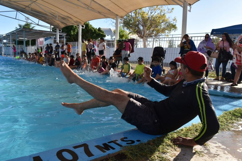 Buena participación en clases de natación y aqua-zumba en la alberca municipal