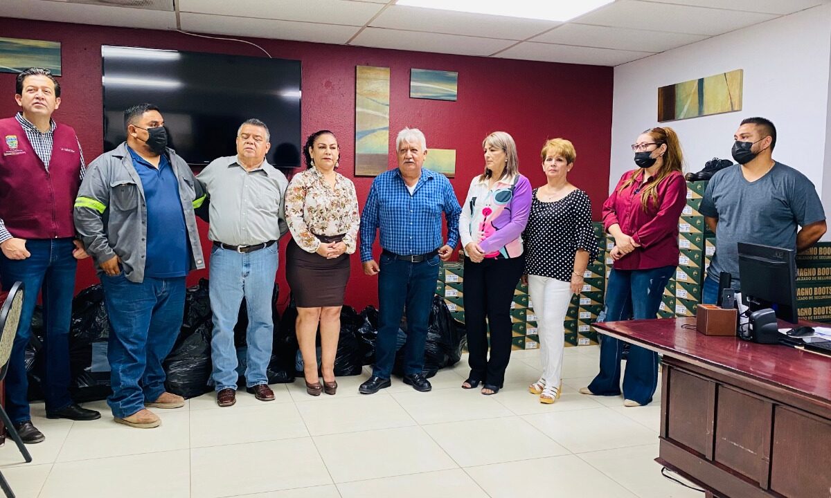 Reciben trabajadores de Obras Públicas nuevos uniformes