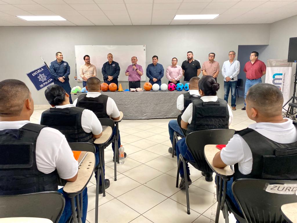 Entregan material deportivo a Escuela de Policía de SLRC