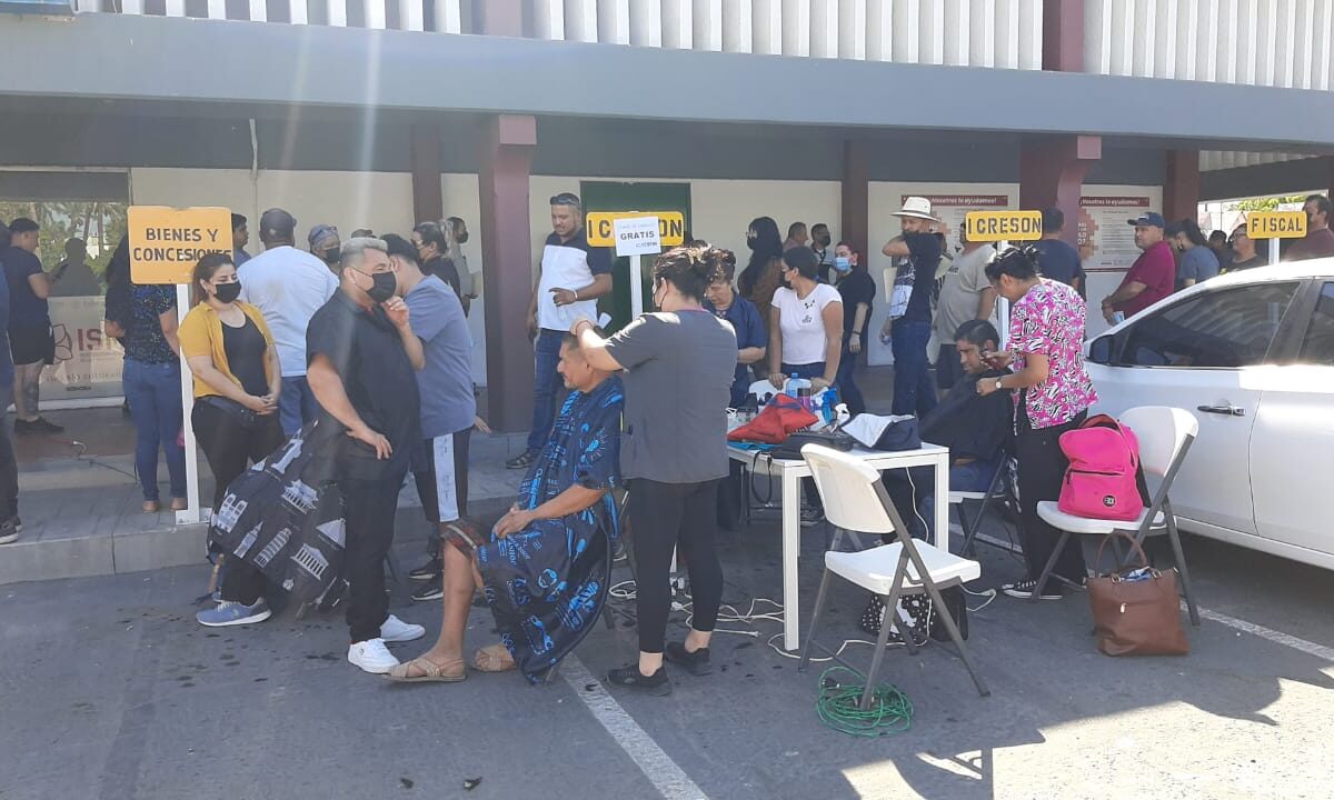 Mientras hacen fila para las placas aprovechan para cortarse el pelo en SLRC