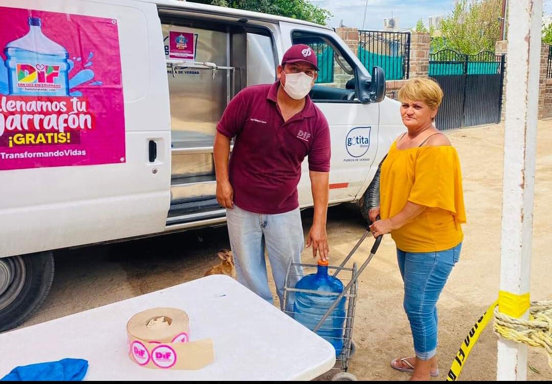 Más de 400 beneficiados con llenado de garrafones de agua en SLRC