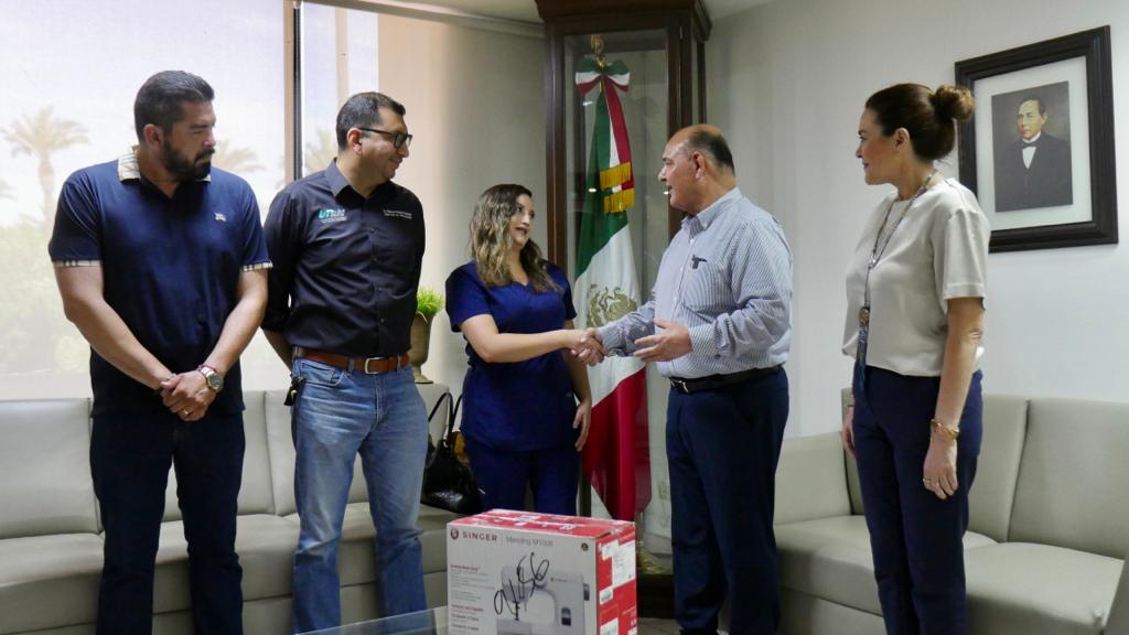 Entrega Alcalde premio a joven emprendedora de SLRC