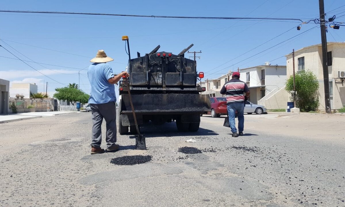 Refuerzan trabajos de bacheo en calles y avenidas de SLRC