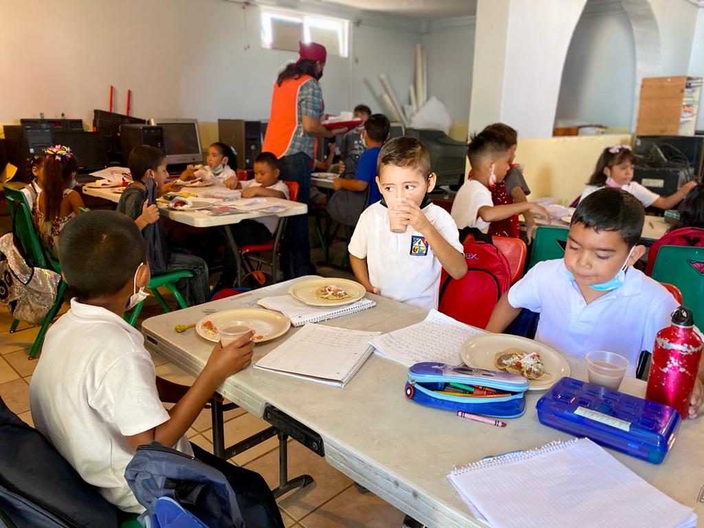 Entrega Alcalde desayunos escolares de DIF a estudiantes del valle de SLRC