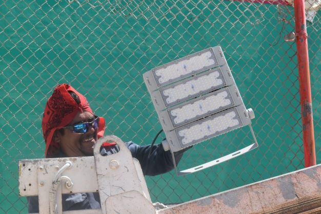 Más de 180 lámparas LED son instaladas en áreas deportivas y parques públicos