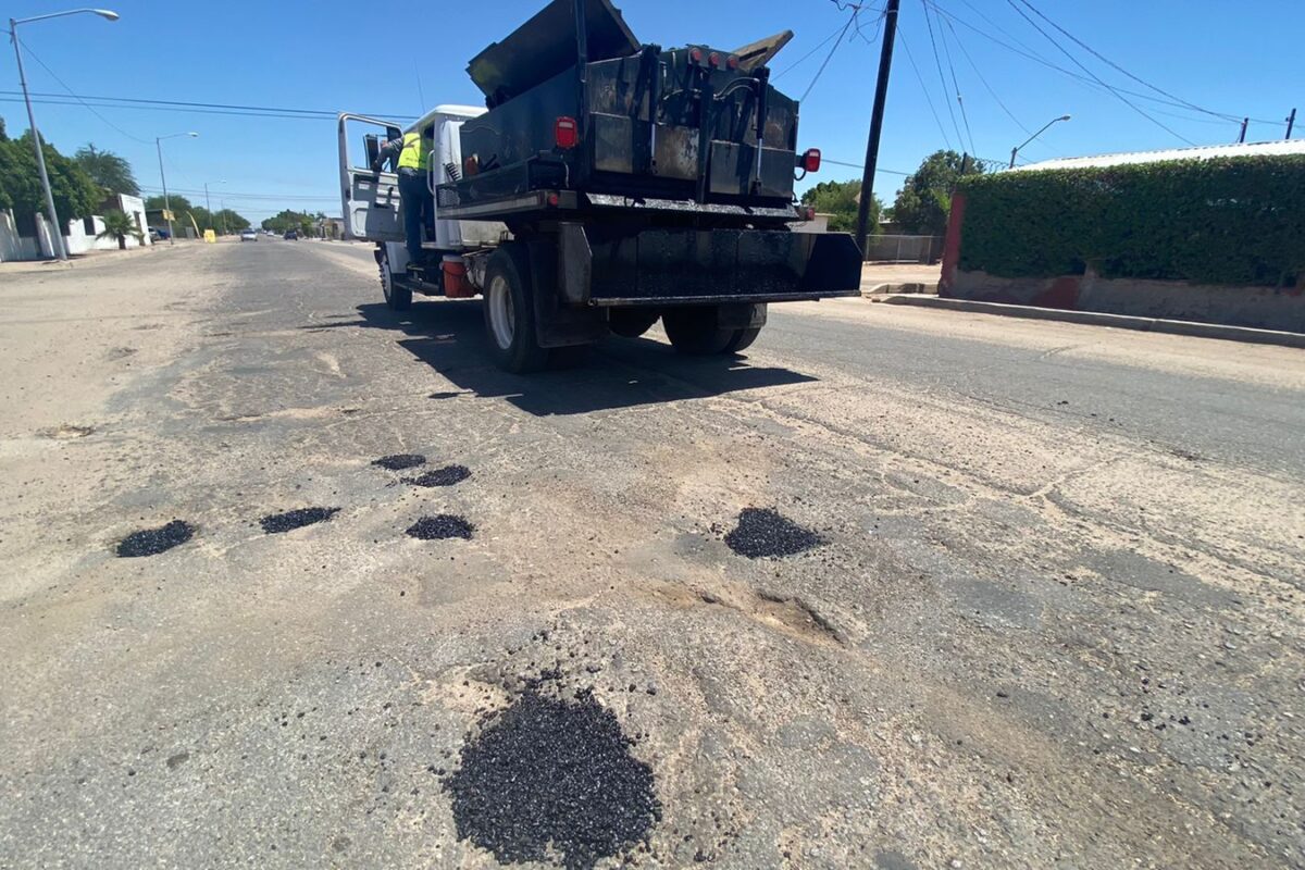 Trabajan cuadrillas de Obras Públicas en ´bacheo´ de calles en SLRC