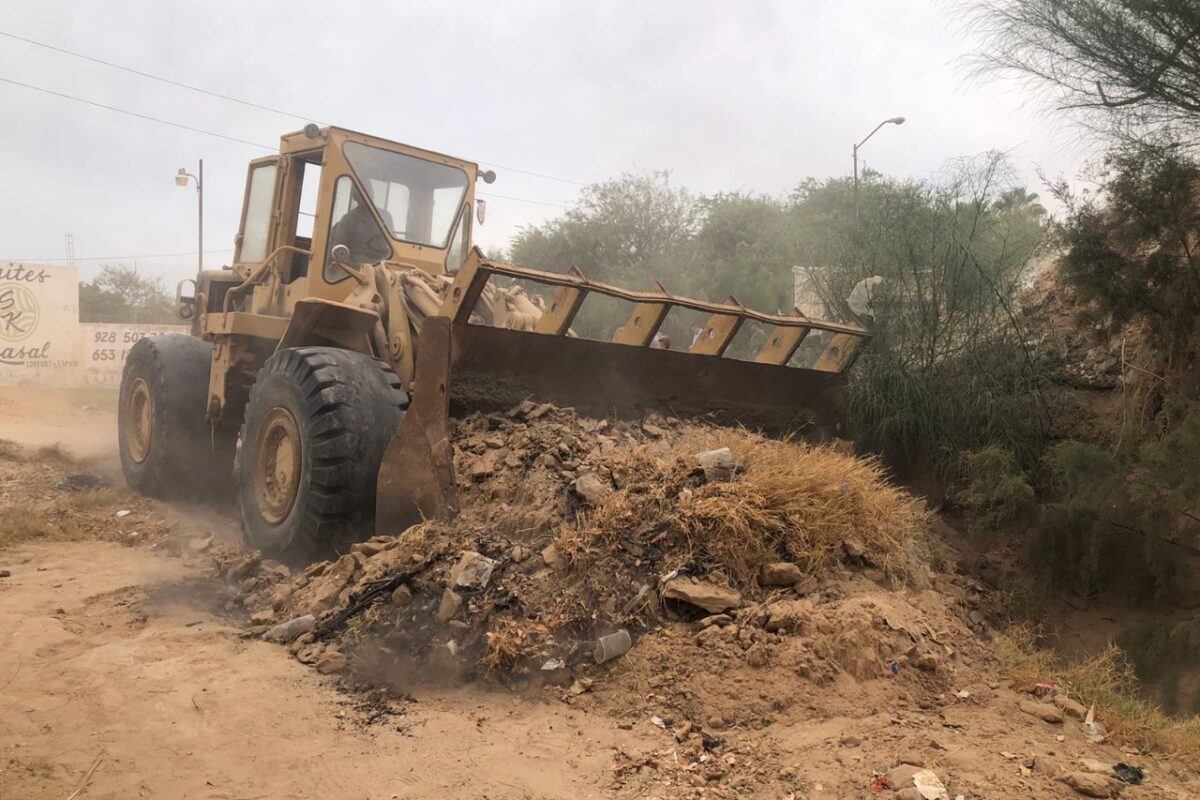 Retiran toneladas de basura y escombro en arroyo del Golfo