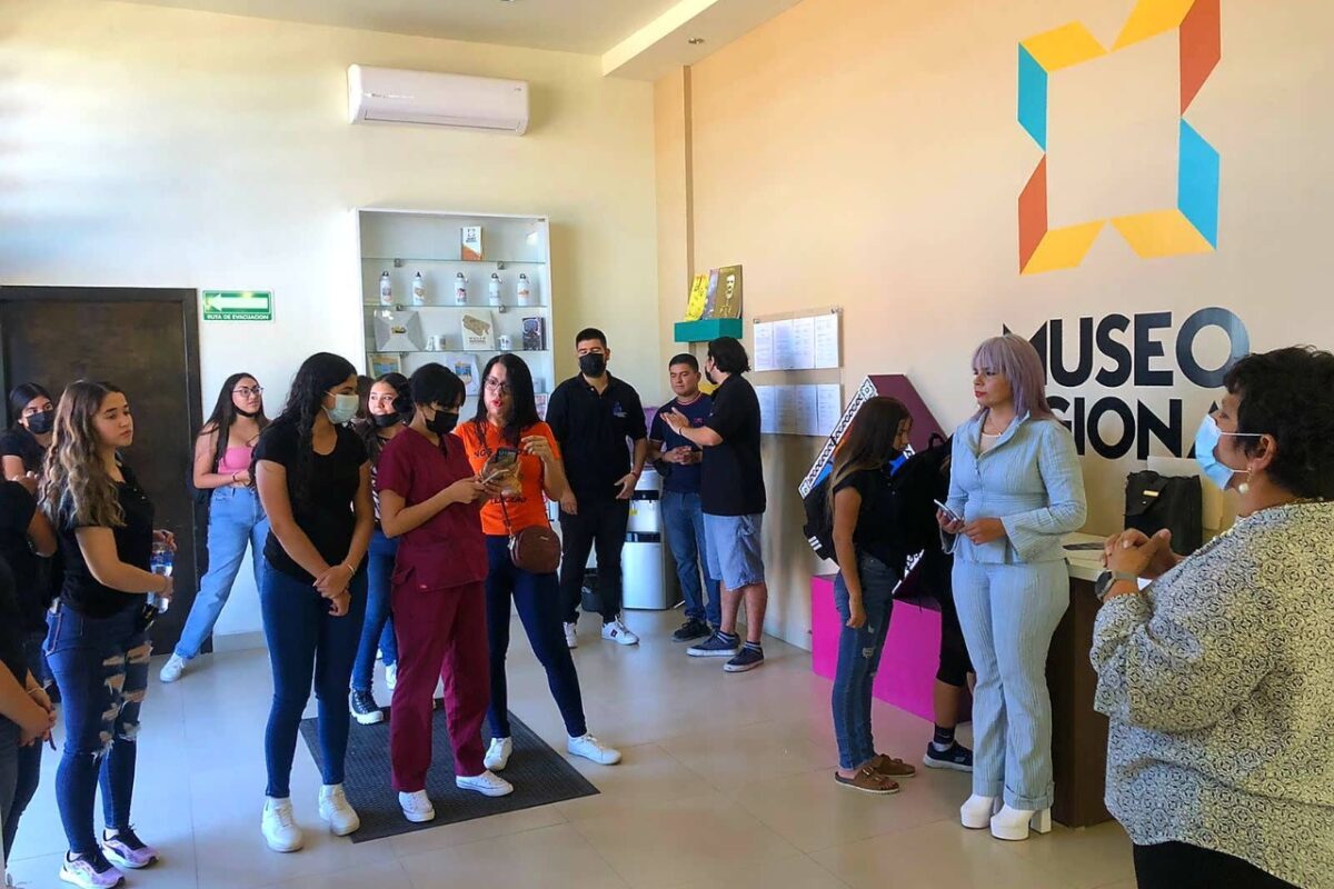Visitan alumnos de la UPN Museo Regional de SLRC