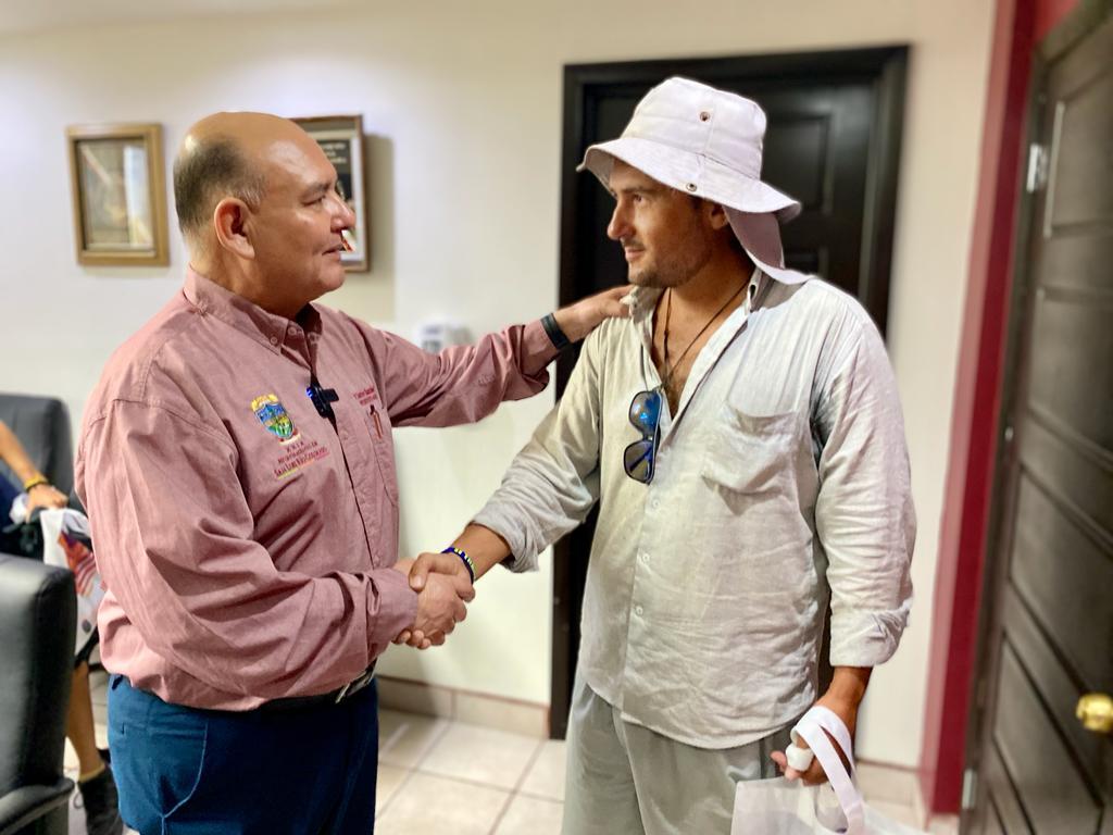 Recibe Alcalde visita de ciclista uruguayo en su paso por SLRC