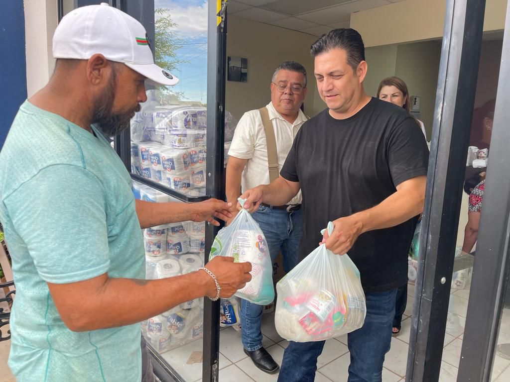 Cumple Ayuntamiento con entrega de apoyos a familias del Golfo