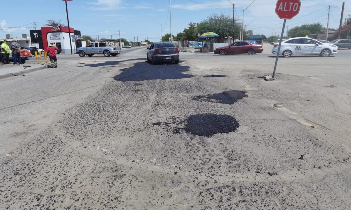 Realiza Obras Públicas bacheo en vialidades de SLRC