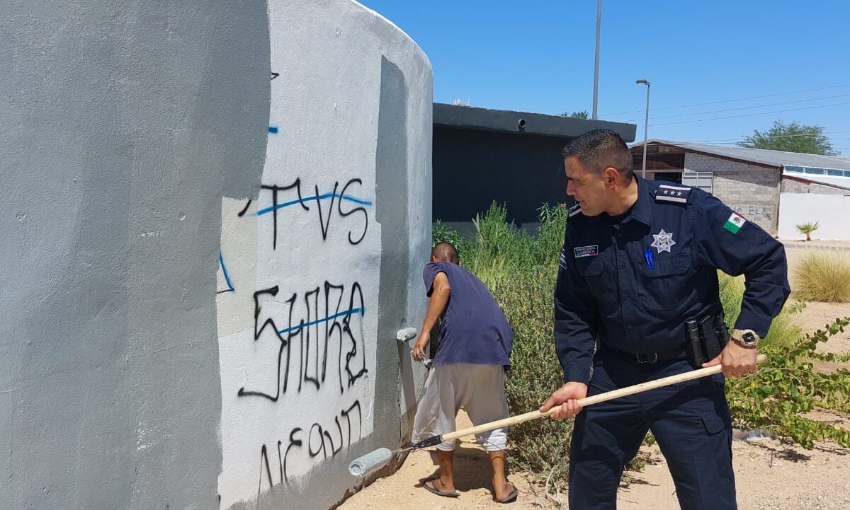 Se suman jóvenes al rescate de espacios públicos dañados con grafiti en SLRC