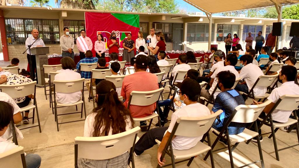 Inicia DIF con entrega de zapatos en escuelas de SLRC