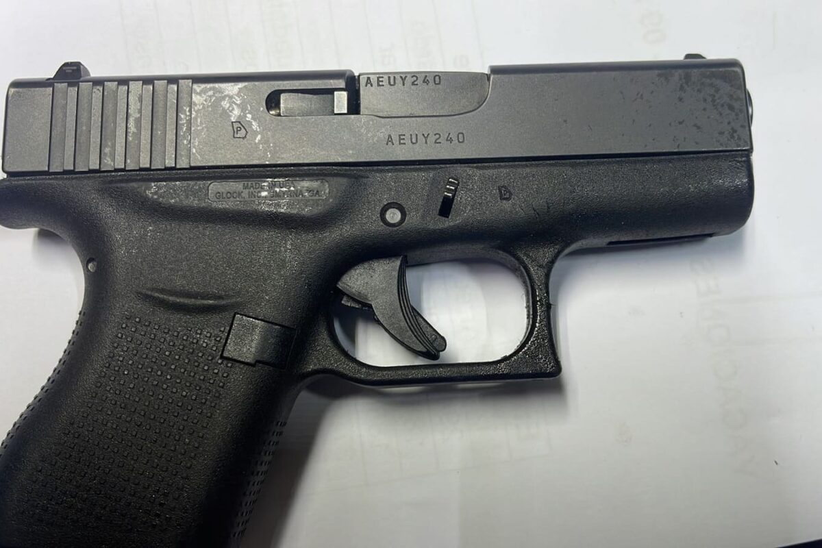 Autoridades policiacas detienen a pareja armada en SLRC