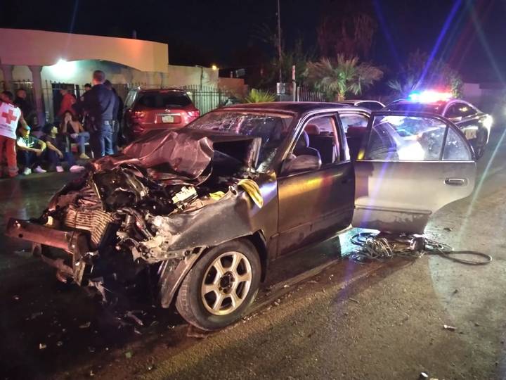 Sufren 6 jóvenes lesiones en choque en la colonia Sonora.