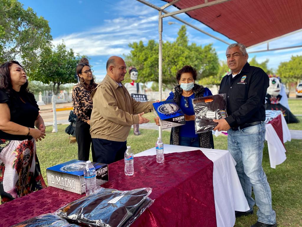 Reciben empleados del panteón nuevos uniformes