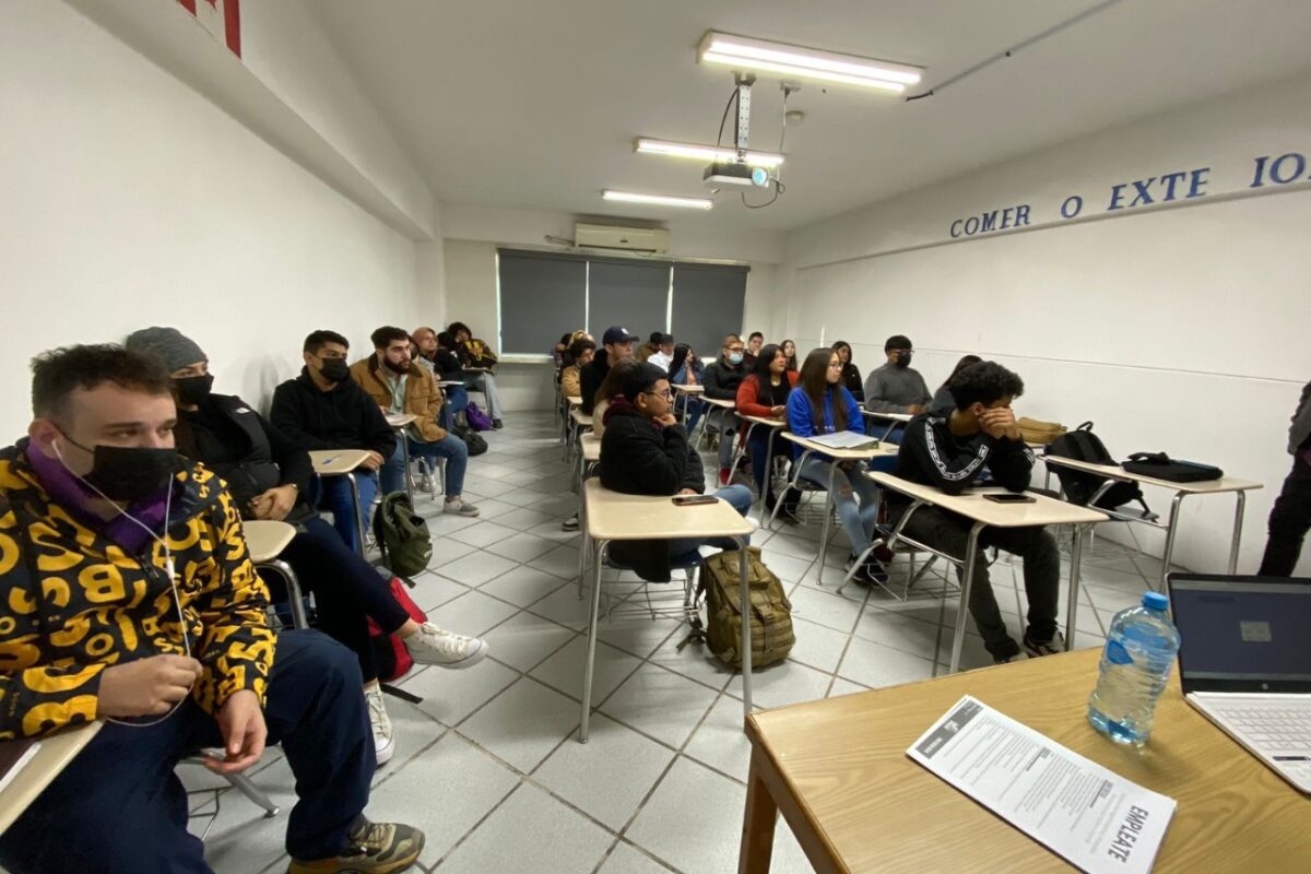 Imparte Oprode plática para emprendedores a universitarios de SLRC