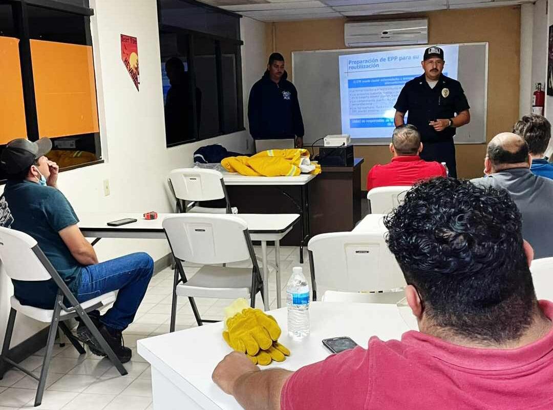 Capacita Protección Civil a personal de Mobiliario Azar