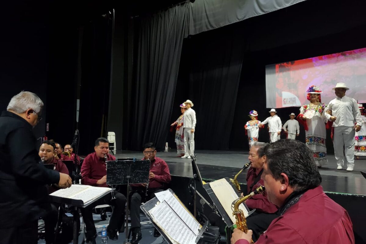 Deleita banda de música y ballet folclórico de BC a sanluisinos
