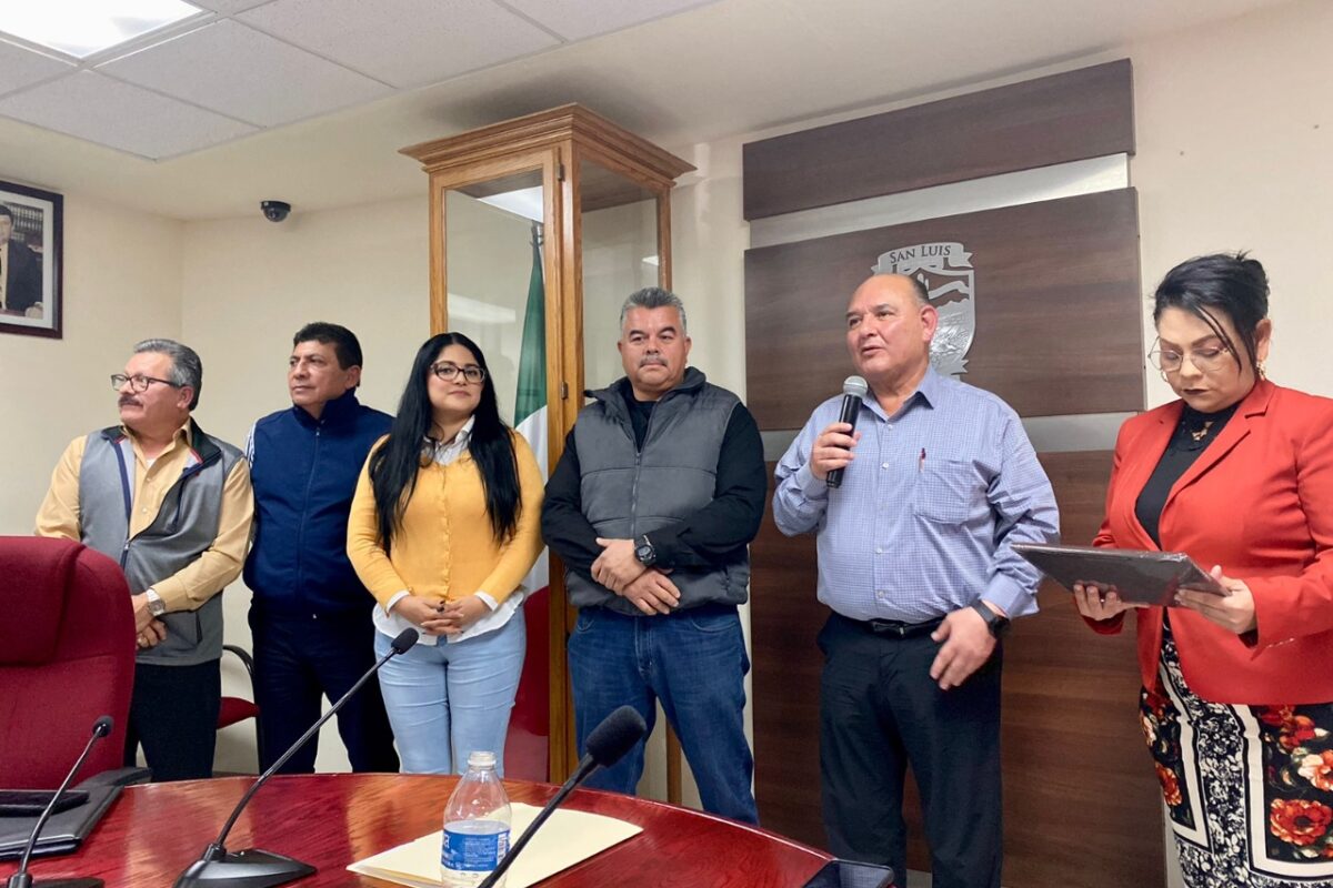 Reconoce Alcalde a empleado jubilado de Sindicatura Municipal