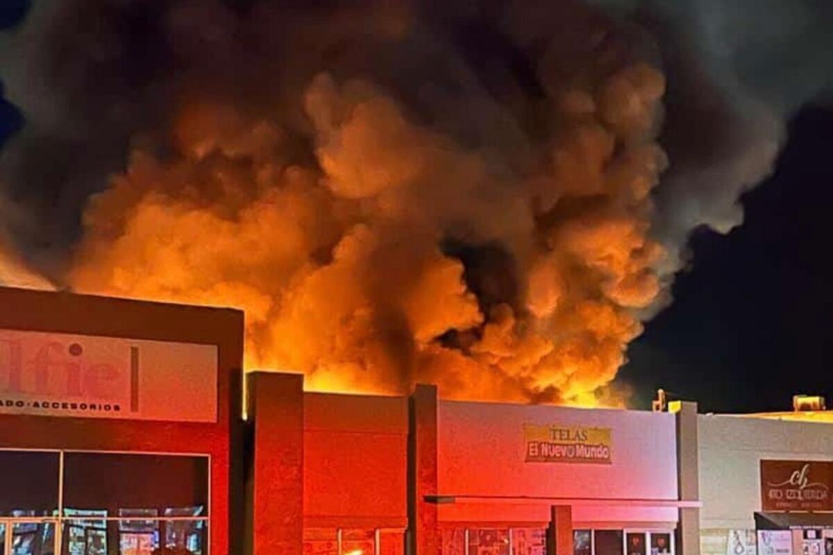 Auxilia PC y Bomberos incendio en tiendas del centro de SLRC