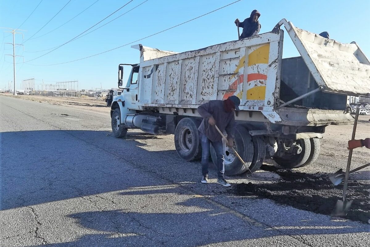 Obras Públicas de SLRC bachea el libramiento San Luis-El Golfo