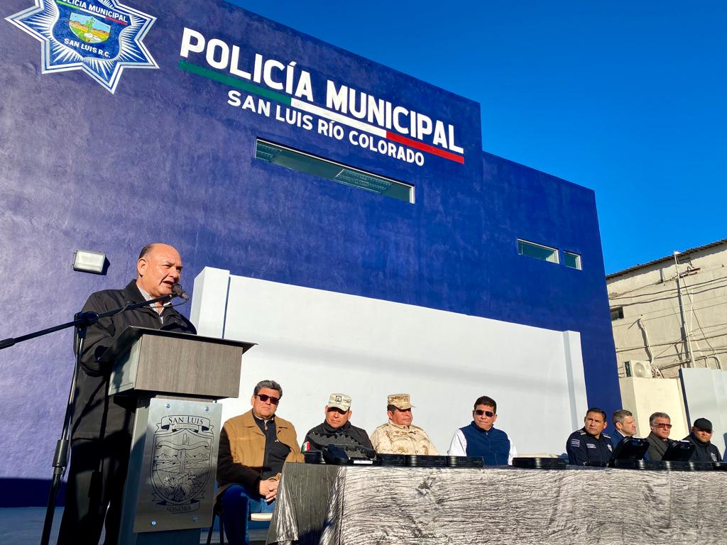 Entrega Alcalde patrullas y armamento a policías de SLRC