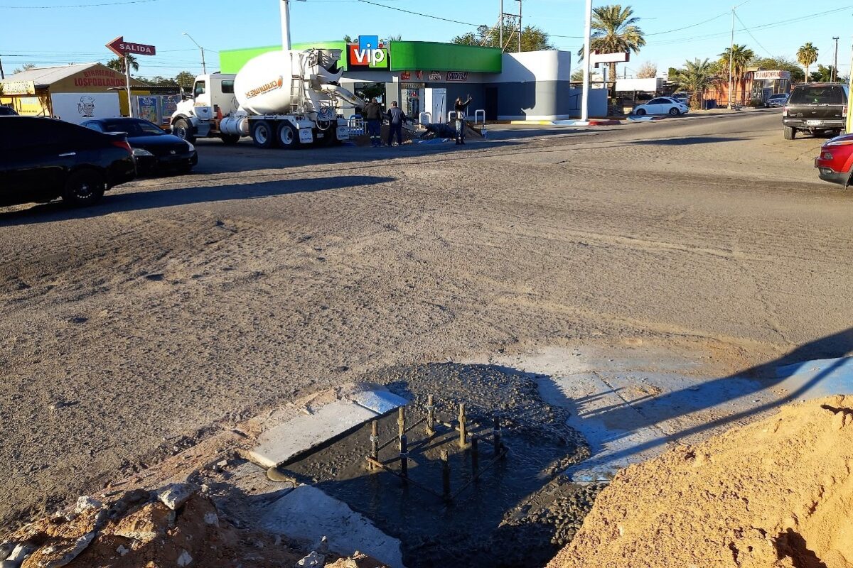 Instalan nuevos semáforos en calle 42 de SLRC