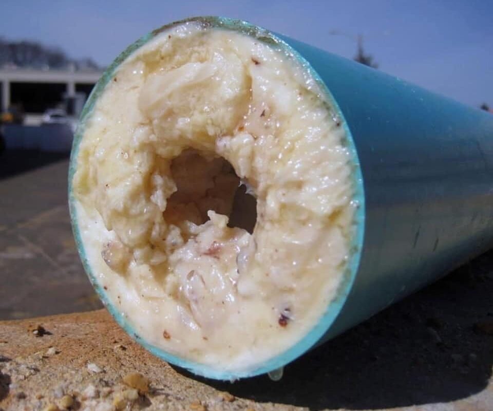 Llama Oomapas a no tirar residuos sólidos al drenaje