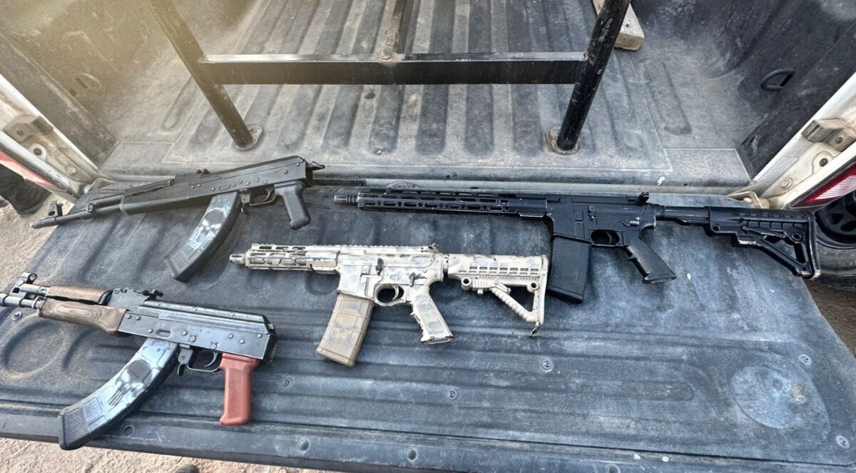 Aseguran autoridades armas largas y camioneta en SLRC