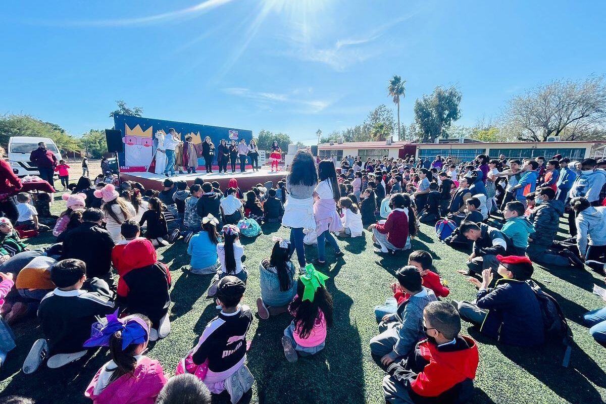 Festeja DIF de SLRC el Día de Reyes con niños del Golfo de Santa Clara