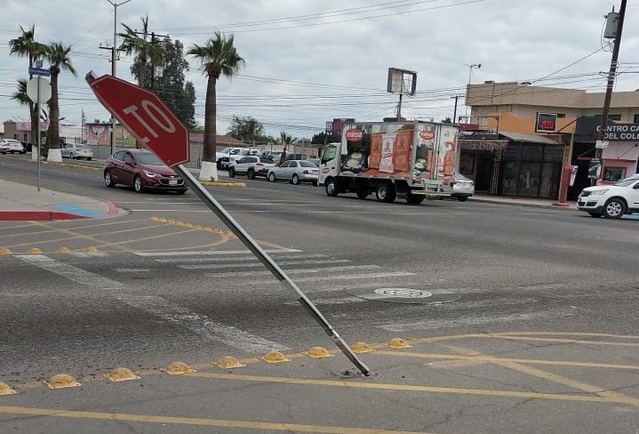 Refuerza Desarrollo Urbano mantenimiento a señalamientos viales de SLRC