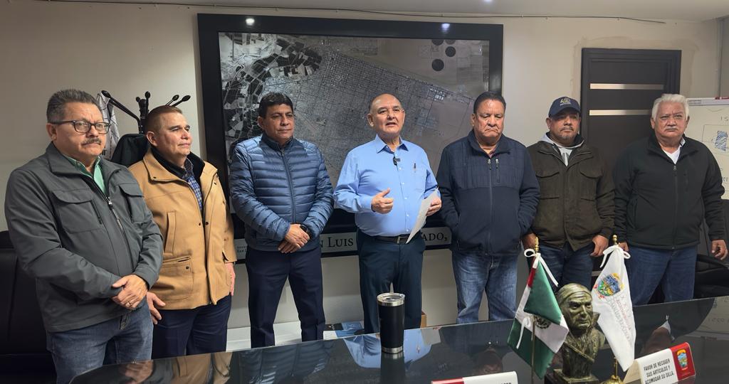 Reciben empleados municipales de SLRC tercera parte del aguinaldo